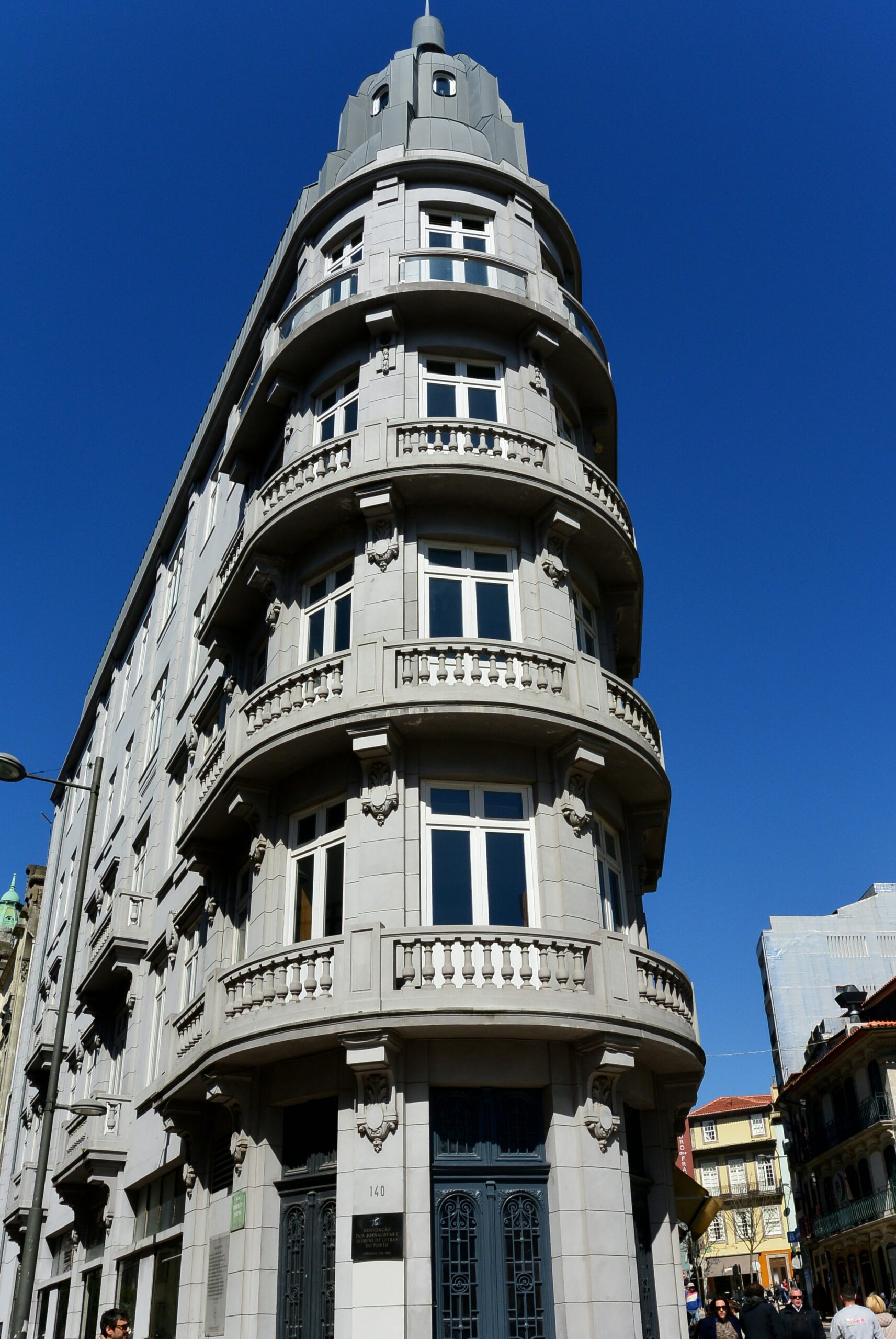 Ático con vistas al mar y terraza privada de 25 m², ideal como segunda residencia o inversión.